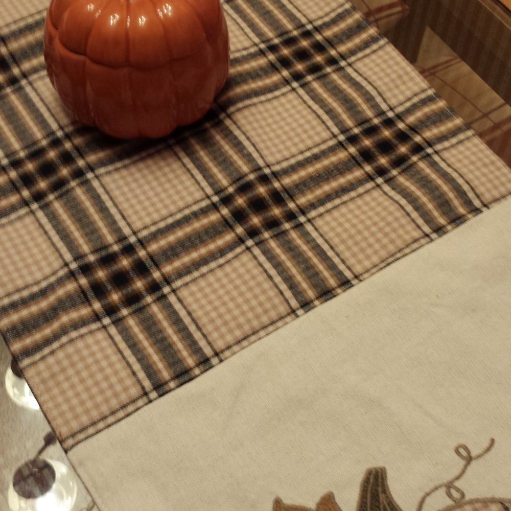 NWT DecorativeTABLE RUNNER - Picture 2 of 6